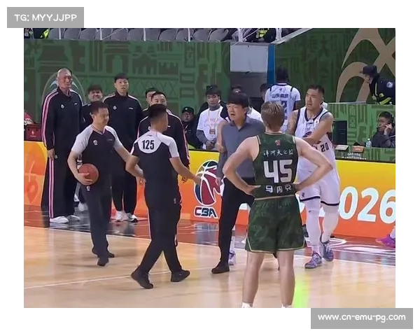 邱彪摔衣抗议判罚，山东主帅血性举动唤醒球队